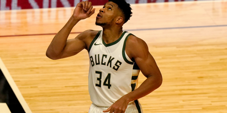 Antetokounmpo lidera el triunfo fácil de Bucks ante los Magic