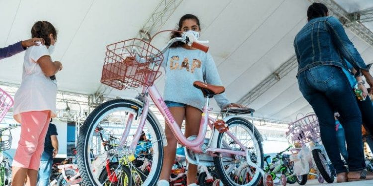 Plásticos por Juguetes recolectó 124 mil 100 botellas en su primer día