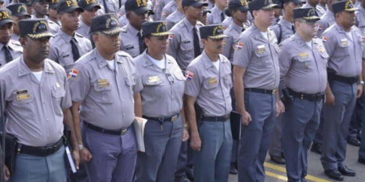Anuncian aumento de salario a los policías de hasta un 40%