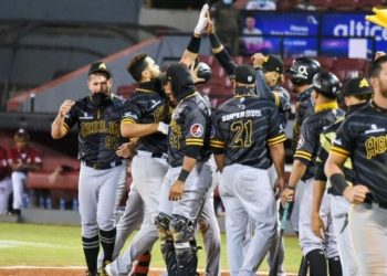 Francisco Peña se luce en victoria de las Águilas; evitan caer contra la pared