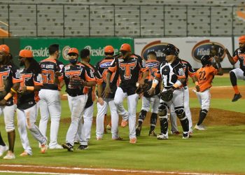 Toros ganan duelo de pitcheo a las Águilas; ponen serie 2-0