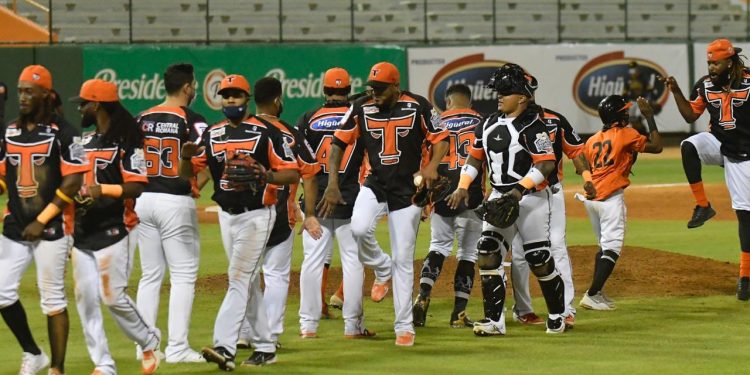 Toros ganan duelo de pitcheo a las Águilas; ponen serie 2-0