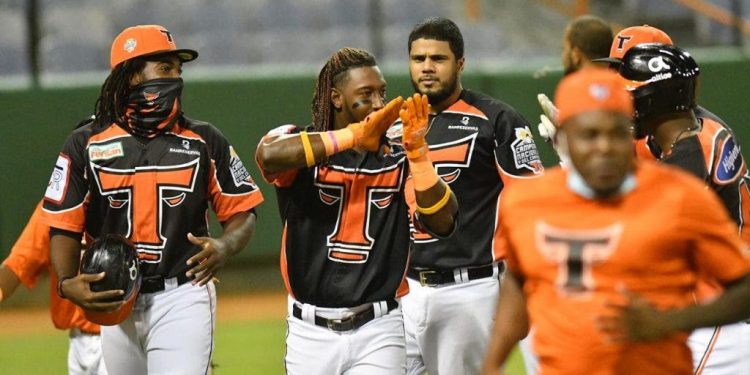 Toros vencen a las Águilas para forzar juego decisivo en Santiago