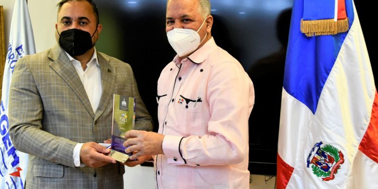 Administración Pública reconoce labor del administrador EGEHID