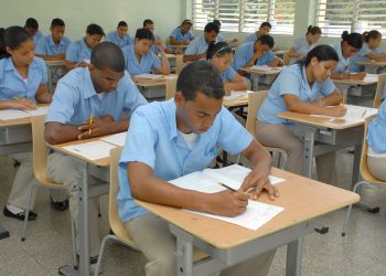 Educación y Salud Pública planea llevar los alumnos a las aulas