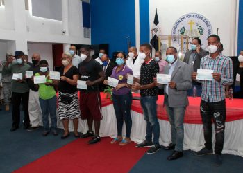 Entregan cheques a damnificados de tormenta Laura