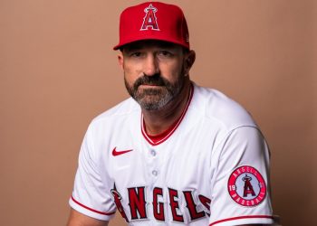 Angelinos suspenden a Mickey Callaway por acusaciones de comportamiento inapropiado
