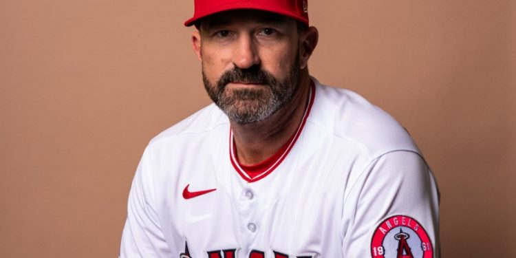 Angelinos suspenden a Mickey Callaway por acusaciones de comportamiento inapropiado