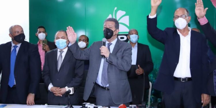 Leonel Fernández: “¡No hay tiempo que perder!”, juramenta dirigentes de María Trinidad Sánchez y Barcelona