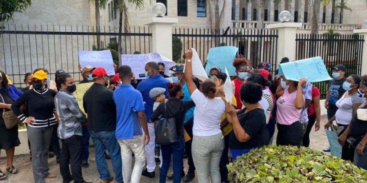 Exempleados de Educación demandan pago de prestaciones laborales