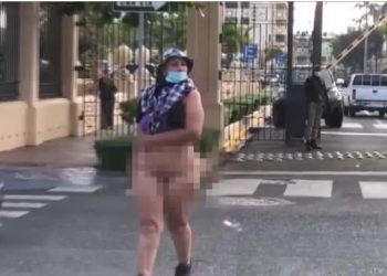 Vídeo | Mujer se desnuda frente al Palacio Nacional
