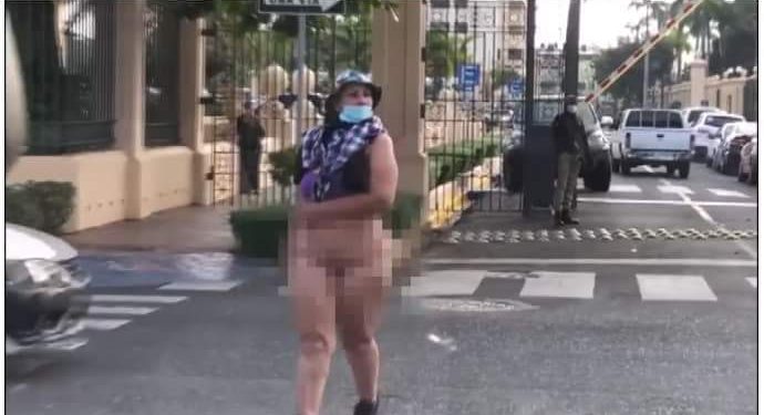 Vídeo | Mujer se desnuda frente al Palacio Nacional