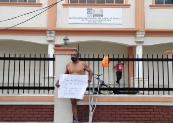 Hombre se desnuda frente a regional de educación en SFM en demanda del pago de sus prestaciones laborales