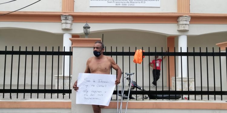 Hombre se desnuda frente a regional de educación en SFM en demanda del pago de sus prestaciones laborales
