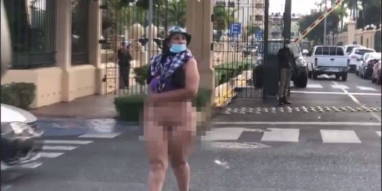 Obras Públicas pagará prestaciones a mujer que se desnudó frente al Palacio