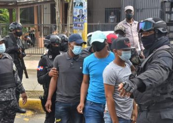 Abogado de policías involucrados en muerte de esposos califica de «injerencia» orden del presidente Abinader