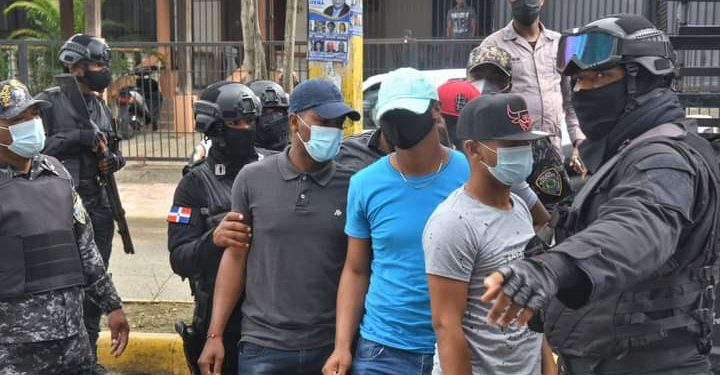 Abogado de policías involucrados en muerte de esposos califica de «injerencia» orden del presidente Abinader