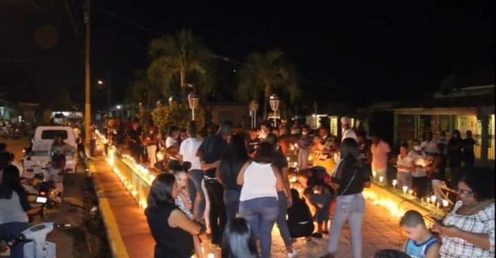 Encienden velas en demanda de que sean esclarecida la muerte de Lisabetta Mota en Bayaguana