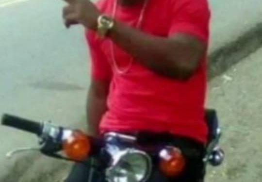 Hombre muere al impactar motocicleta con un poste de luz en Los Botados