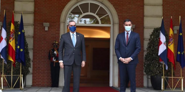 Abinader se reúne con el jefe de Gobierno español, Pedro Sánchez