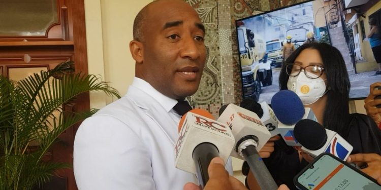 Regidor del Distrito Nacional renuncia al PLD y pasa a la Fuerza del Pueblo