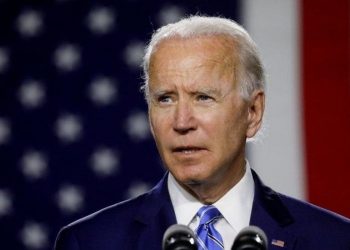 Biden pide calma luego de que policía de Minneapolis asesinara a un joven negro