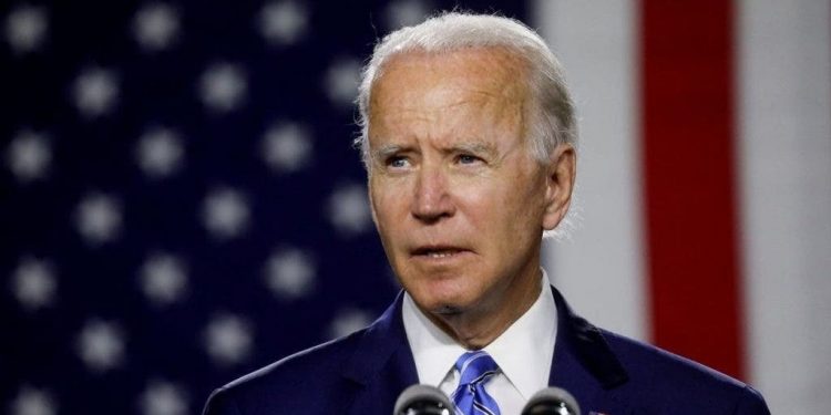 Biden pide calma luego de que policía de Minneapolis asesinara a un joven negro