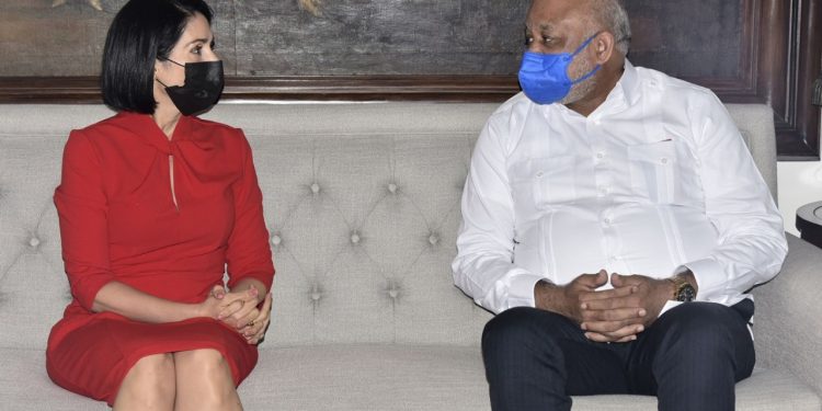 Ministro Fulcar y primera dama, Raquel Arbaje tratan situación de la niñez en condición de calle