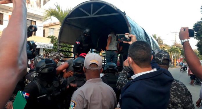 Trasladan a cárcel de Bonao policías que asesinaron a esposos evangélicos