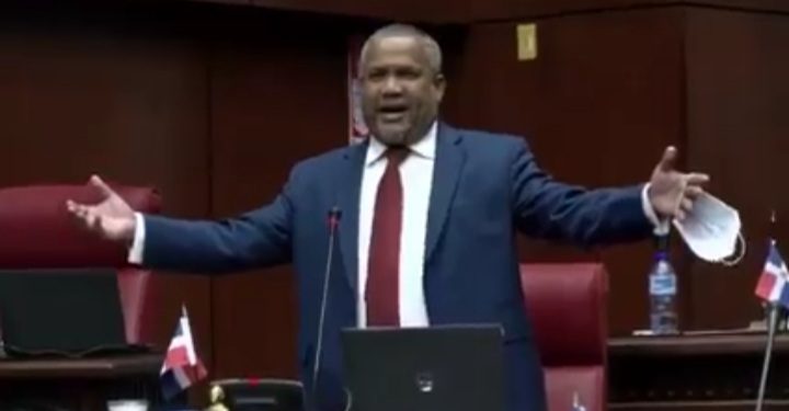 Video | Héctor Acosta interpreta «Paz en la tormenta » en cámara del Senado