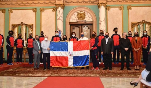 Abinader entrega bandera a Reinas del Caribe antes de partir hacia Italia