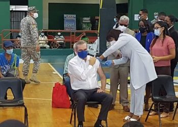 Presidente Luis Abinader se vacuna contra el covid-19