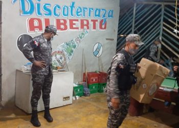 PN es recibido a pedradas y botellazos en Monseñor Nouel en horario de toque de queda; unas 30 personas resultan apresadas