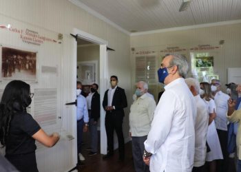 El presidente Abinader supervisa proceso vacunación en Moca y visita Museo de Ramón Cáceres