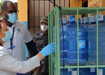 Pro Consumidor pide a comercios no exponer al sol botellas plásticas de agua por peligro a la salud