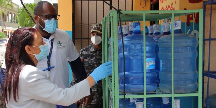 Pro Consumidor pide a comercios no exponer al sol botellas plásticas de agua por peligro a la salud