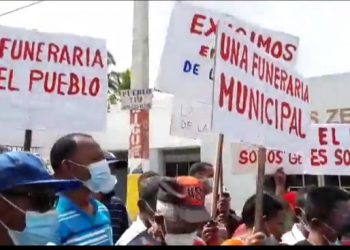 Realizan marcha en demanda de servicios funerarios gratuitos en Yamasá