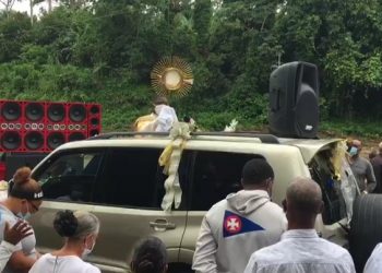 Sacerdote realiza misa a intemperie para exigir reparación de puente y no construcción de la presa de cola en Cuance