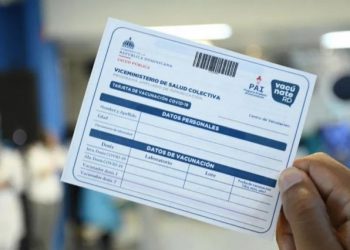 Denuncian comercialización de tarjeta de vacunación contra COVID-19
