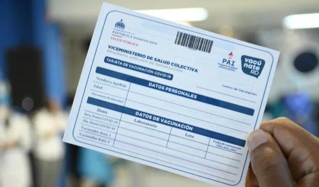 Denuncian comercialización de tarjeta de vacunación contra COVID-19
