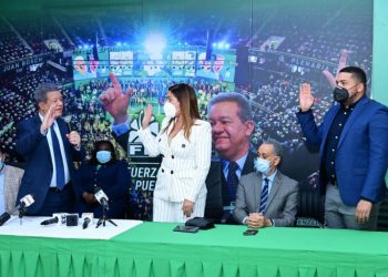 Leonel Fernández juramenta diputada número 16 de la Fuerza del Pueblo