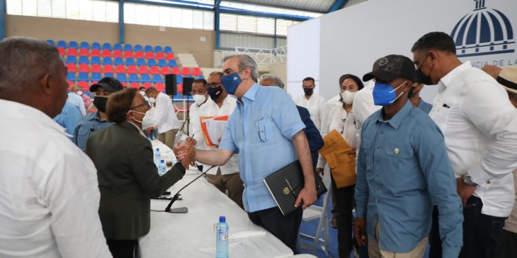 Presidente escucha juntas de vecinos en María Trinidad Sánchez