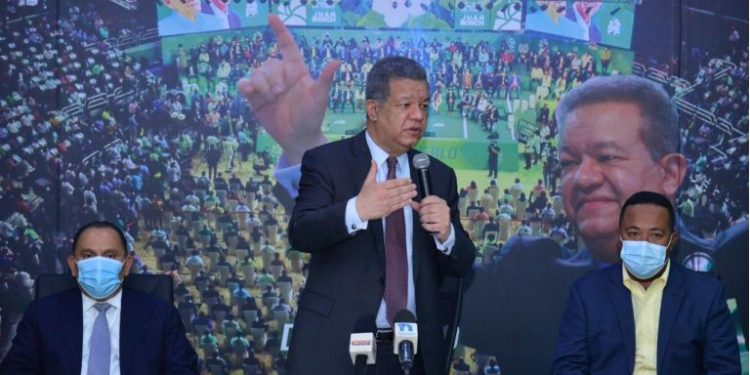 Leonel Fernández sugiere aumentos de salarios y retomar programas sociales ante subidas de precios