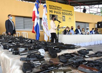 Interior y Policía presenta las primeras armas de fuego recuperadas en piloto de Cristo Rey