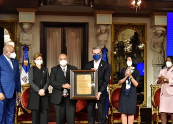 Presidente Abinader entrega Premios a la Excelencia Magisterial 2021