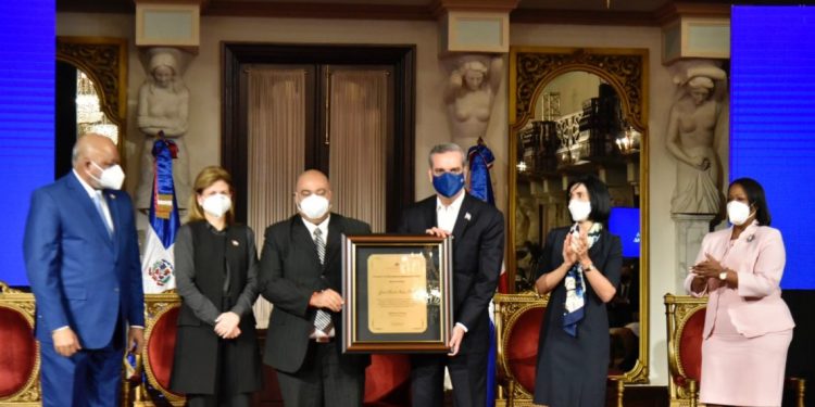 Presidente Abinader entrega Premios a la Excelencia Magisterial 2021