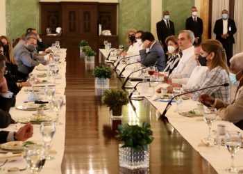 Abinader pide a ejecutivos de medios apoyar la jornada de vacunación