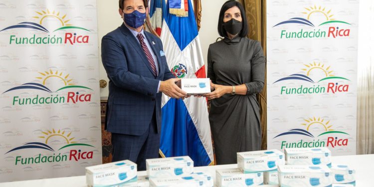 Primera dama recibe 250,000 mascarillas donadas por Fundación Rica