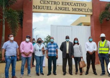 Autoridades educativas de Monte Plata reciben llaves de plantel escolar