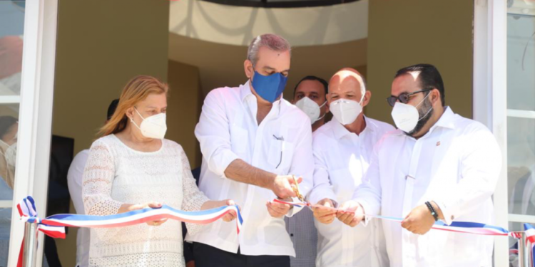 Gobierno reanuda construcción acueducto de Tireo y entrega centro tecnológico